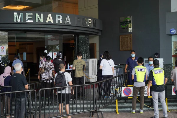 Menara PGRM, Malezya, 14 Mayıs 2020: Malezya hükümeti tarafından Bantuan Prihatin Nasional 'e (BPN) başvuru yapmak için halkın toplanması. Yeni normal durumu takip ediyorlar, sosyal mesafeyi, maske takıyorlar.