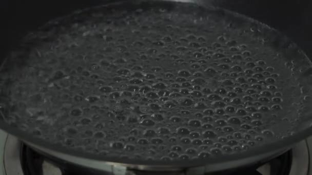 Primo Piano Bolle Acqua Bollente Una Pentola Nera — Video Stock