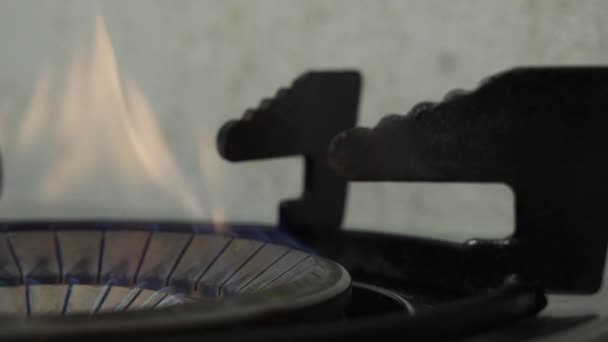 厨房燃烧器打开 炉顶燃烧器燃烧成蓝色和橙色的烹调火焰 — 图库视频影像