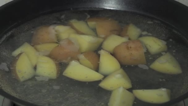 Surowe Świeże Żółte Ziemniaki Gotowane Rondlu Wrzącą Wodą — Wideo stockowe