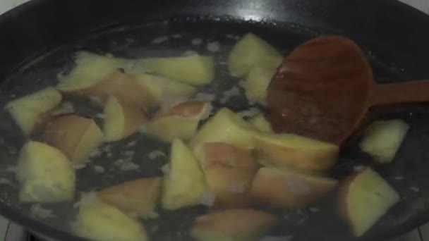 Pommes Terre Jaunes Fraîches Crues Cuites Dans Casserole Avec Eau — Video