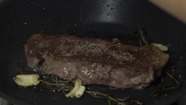 Dégustation Gros Steak Boeuf Avec Assaisonnement Dans Une Poêle Noire — Video