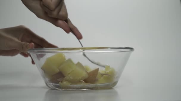 Sluiten Van Het Proces Van Het Maken Van Aardappelpuree Actie — Stockvideo