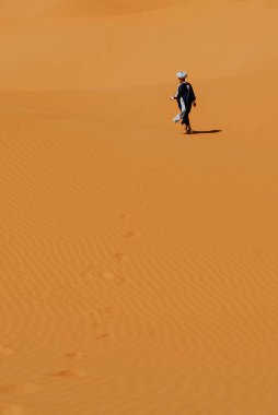 Fas - 28 Eylül 2019: Merzouga, Fas 'taki güzel çöl manzarası