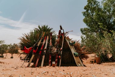 Fas - 28 Eylül 2019: Merzouga, Fas 'taki güzel çöl manzarası