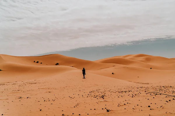 Fas - 28 Eylül 2019: Merzouga, Fas 'taki güzel çöl manzarası