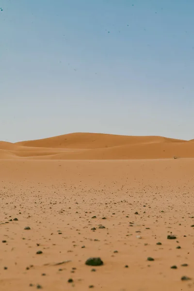 Fas - 28 Eylül 2019: Merzouga, Fas 'taki güzel çöl manzarası