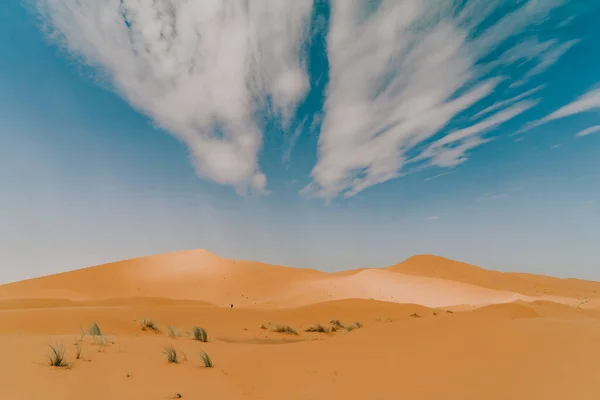 Fas - 28 Eylül 2019: Merzouga, Fas 'taki güzel çöl manzarası