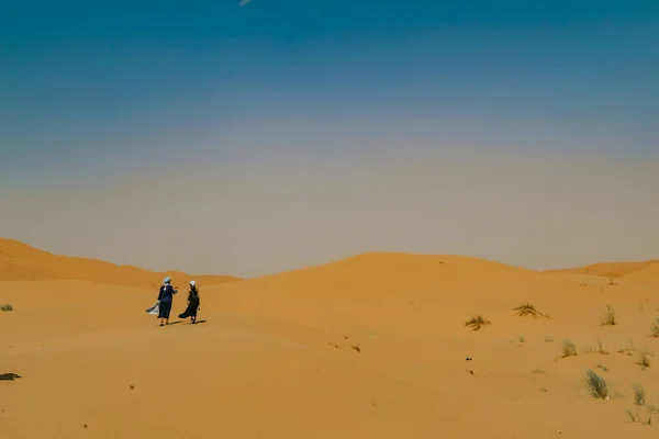 Fas - 28 Eylül 2019: Merzouga, Fas 'ta güzel bir manzara