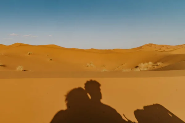 Марокко Сентября 2019 Года Тень Двух Человек Едущих Квадроциклах Пустыне — стоковое фото