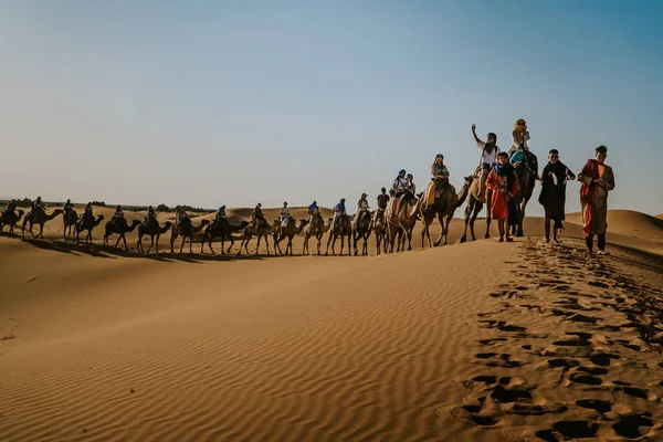 Fas - 28 Eylül 2019: Merzouga Çölü, Fas deve turu