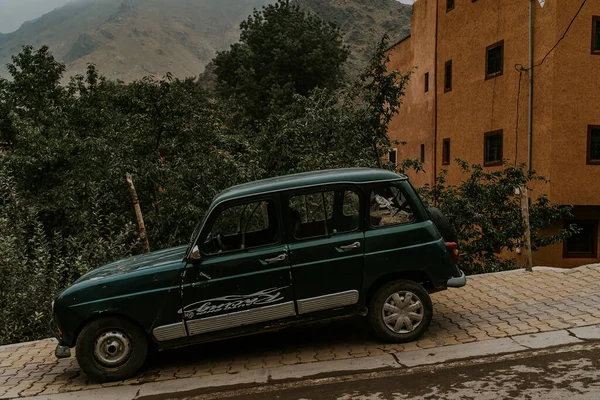 Fas - 28 Eylül 2019: Imlil, Fas 'ta yeşil vintage araba