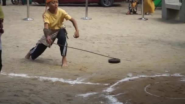 Terengganu マレーシア 2019年7月21日 アジアの文化 トップスピニング またはゲージングは TerengganuとKelantanでマレー人がプレイしたよく知られた伝統的なゲームです — ストック動画