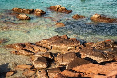 Kristal berraklığında deniz suyu olan tropikal bir ada. Milenyumlu kayalar, Malezya 'daki Long Beach Redang Adaları' ndaki okyanusları ve dalgalarını simgeliyor.