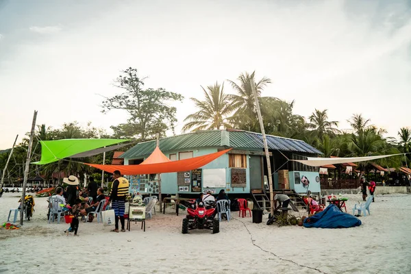 23 Eylül 2020, Pulau Redang, Terengganu, Malezya: Long Beach Redang Adası 'nda ahşap kafe ve beyaz kumlu güzel bir açık hava manzarası.