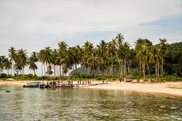 25 Eylül 2020: Pulau Redang Terengganu, Malezya: Arka planda hindistan cevizi ağacı olan küçük dağ evinden turist almak için küçük bir iskele