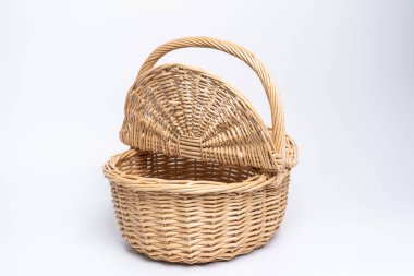 İzole edilmiş beyaz arkaplanda sepet hasır.