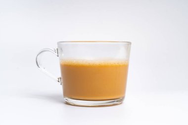 Süt çayı ya da Malezya 'da Tarık olarak bilinen beyaz arka planda izole edilmiş