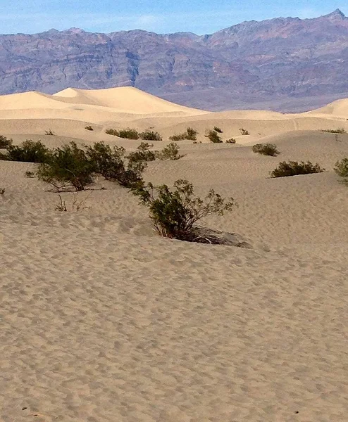 Zabriskie角附近死亡谷的沙漠和山脉景观 — 图库照片