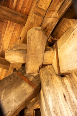 Yel değirmeninin içinden ahşap payandaların detaylı görüntüsü