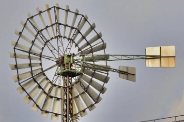 Elektrik üretmek için çelik rüzgar türbini görüntüsü