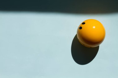 Daire topu gülen gölgeli arka plan üzerinde