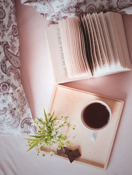 Primavera ainda vida. Pequeno-almoço na cama . — Fotografia de Stock