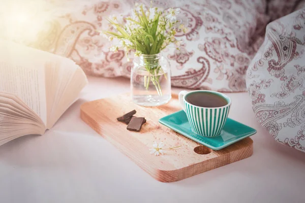 Primavera ainda vida. Pequeno-almoço na cama . — Fotografia de Stock