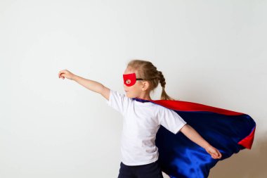 Komik küçük güç süper kahraman çocuk kırmızı bir yağmurluk. Süper kahraman kavramı.