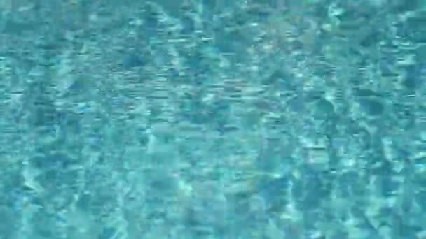 Rifrazione della luce solare nell'acqua della piscina . — Video Stock