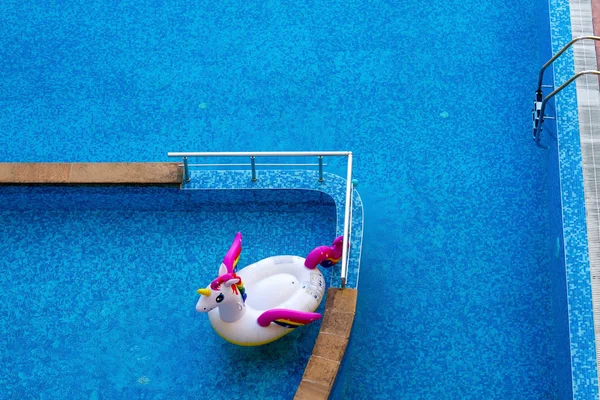 Vista aérea de colorido inflable en el agua de la piscina — Foto de Stock