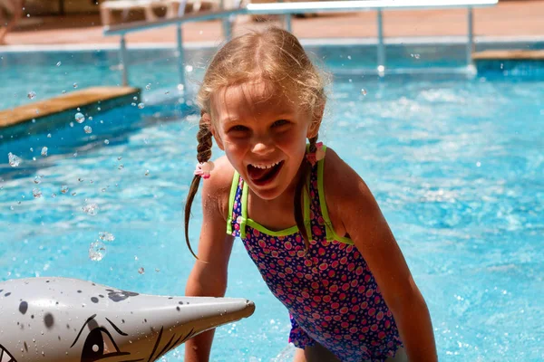 Meisje zwemmen in een zwembad glimlachen en hebben een gelukkige dag — Stockfoto