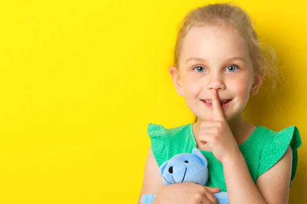 Criança fazendo gesto de silêncio — Fotografia de Stock