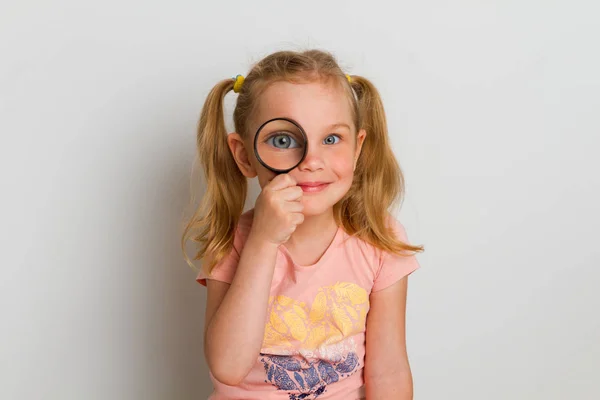 Bambino con lente d'ingrandimento — Foto Stock