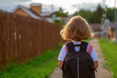 Sırt çantalı küçük kız.