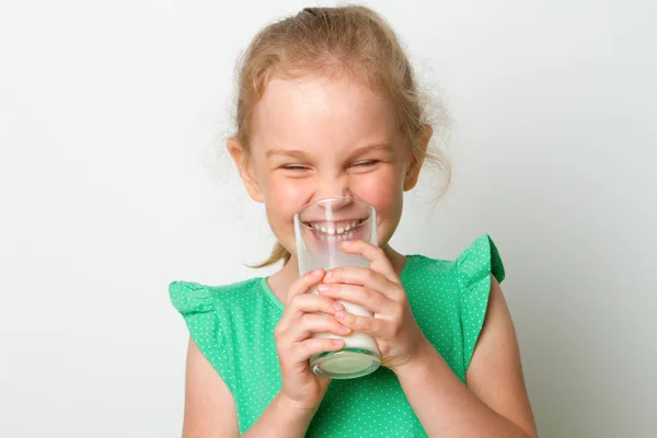 Menina bonito segurando vidro de leite — Fotografia de Stock