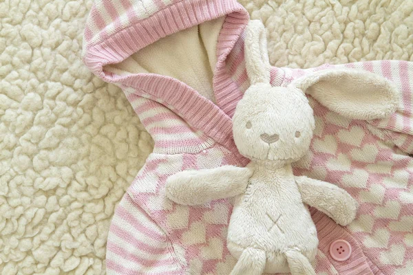 Sweter hildrens dan mainan boneka kelinci — Stok Foto