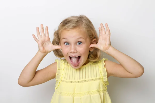 Menina saindo de sua língua na câmera para se divertir — Fotografia de Stock
