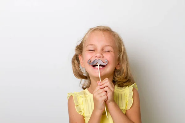 Tempo livre para diversão. Close up retrato menina pequena com bigode falso com gordo — Fotografia de Stock