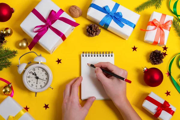 Vrouwelijke schrijven christmas wenskaart — Stockfoto