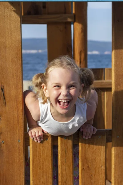 Kind meisje spelen in de speeltuin in park — Stockfoto