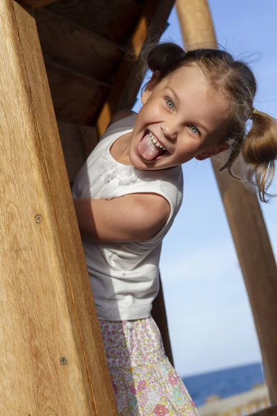 Kind meisje spelen in de speeltuin in park — Stockfoto