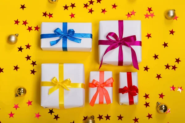 H hermosas cajas de regalo sobre fondo blanco —  Fotos de Stock