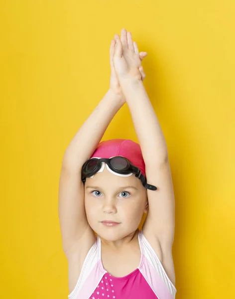 Gözlüklü Yüzme Şapkalı Genç Bir Kızın Portresi Sarı Arkaplanda Izole — Stok fotoğraf
