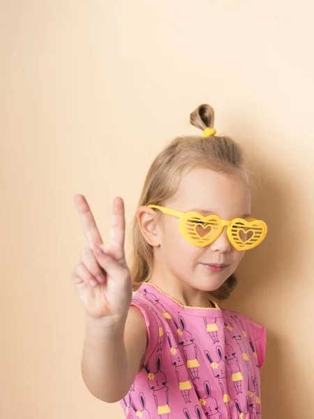 Reír Lindo Retrato Chica Estilo Retro Divertido Gafas Sol Gafas —  Fotos de Stock