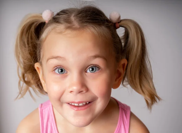 Schattig klein meisje op een witte achtergrond close-up — Stockfoto