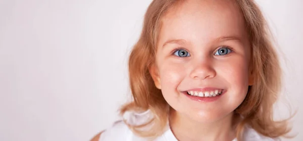 Bonito menina sorrindo close-up — Fotografia de Stock