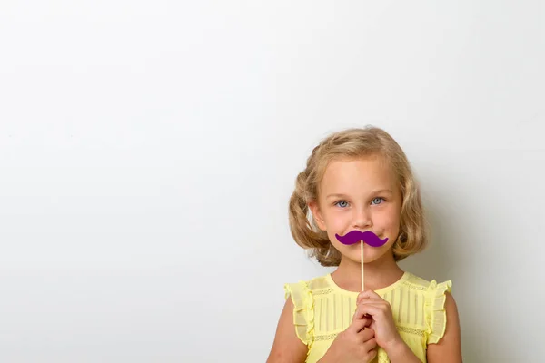 Tiempo libre para divertirse. Primer plano retrato niña pequeña con bigote falso con regordeta —  Fotos de Stock