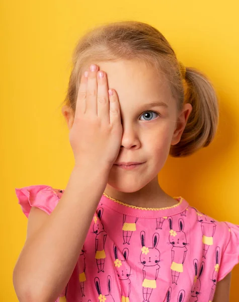 Verificação da visão. menina cobrindo um olho com a mão. conceito de oftalmologia. — Fotografia de Stock