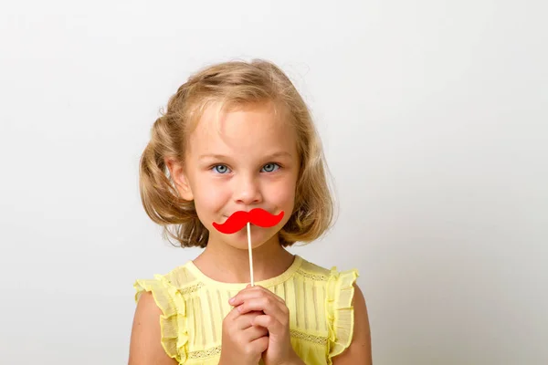 Vrije tijd voor de lol. close-up portret klein meisje met nep snor met mollig — Stockfoto